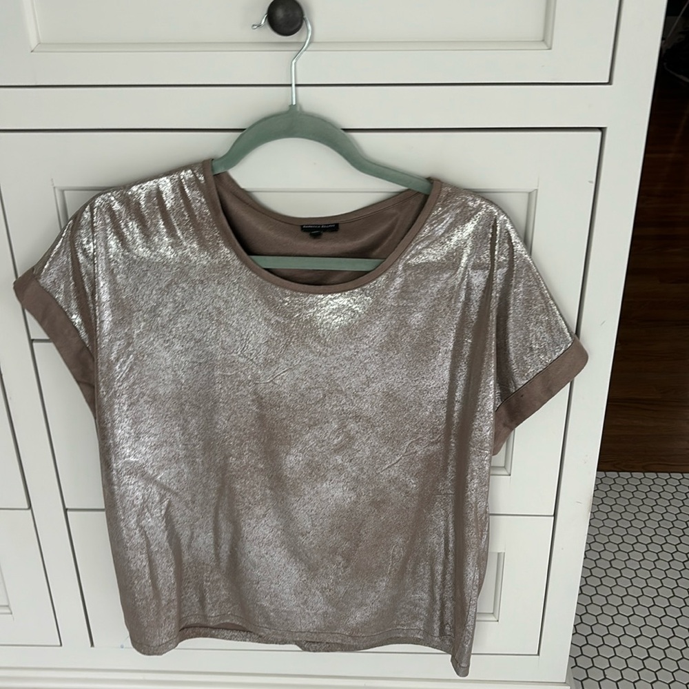 Silver/tan short sleeve top.